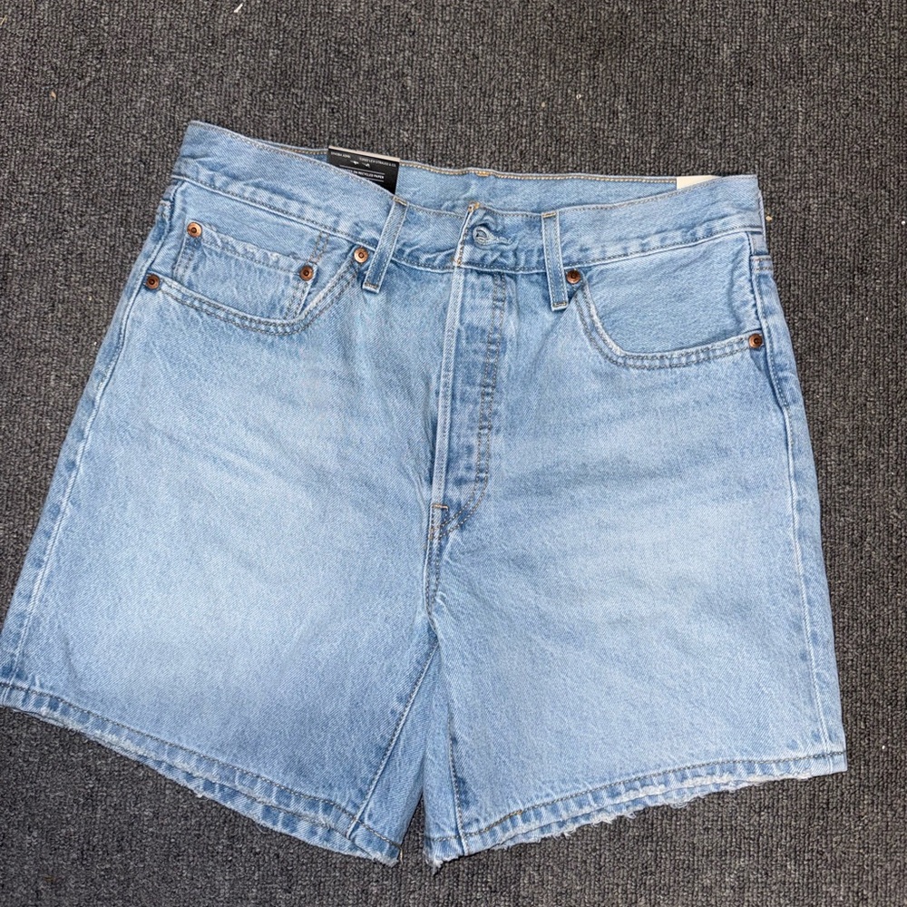 NWT Levi’s light denim shorts